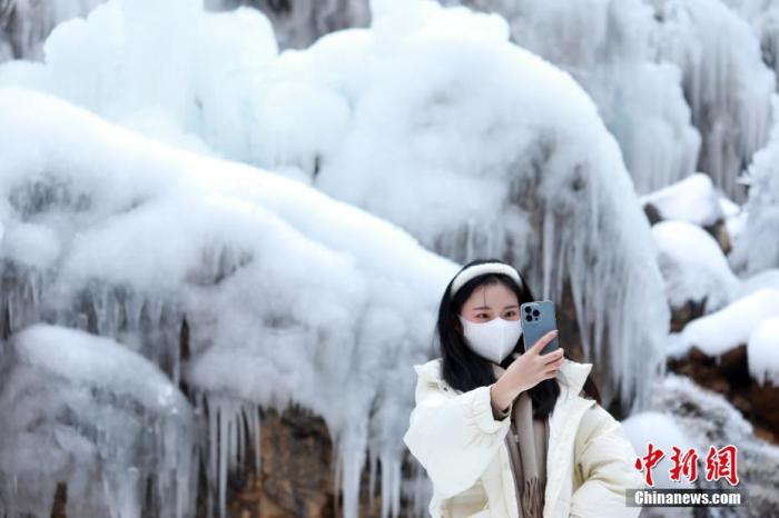 2022年1月3日，元旦假期，河南省北部的世界地质公园云台山内冰瀑冰挂景观吸引游人。 <a target='_blank' href='/'>中新社</a>发 石光明 摄 图片来源：CNSPHOTO