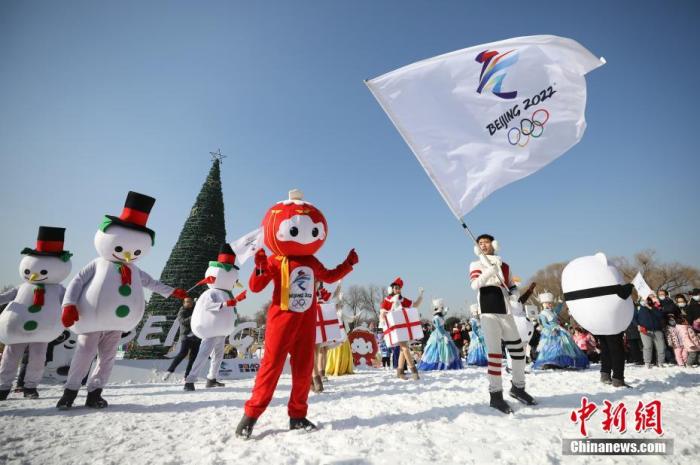 1月1日，北京世界公园“冬日恋歌”冰雪主题巡游。世界公园近日推出欢乐冰雪季暨“北奥探梦”冰雪嘉年华，包括冬奥知识科普活动等主题活动，以冬奥文化为核心，助力北京2022年冬奥会。 <a target='_blank' href='/'>中新社</a>记者 赵隽 摄