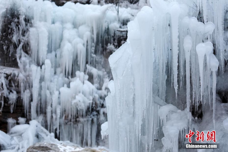 河南焦作：云台山冰瀑冰挂景观吸引游客