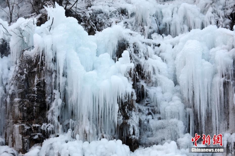 河南焦作：云台山冰瀑冰挂景观吸引游客
