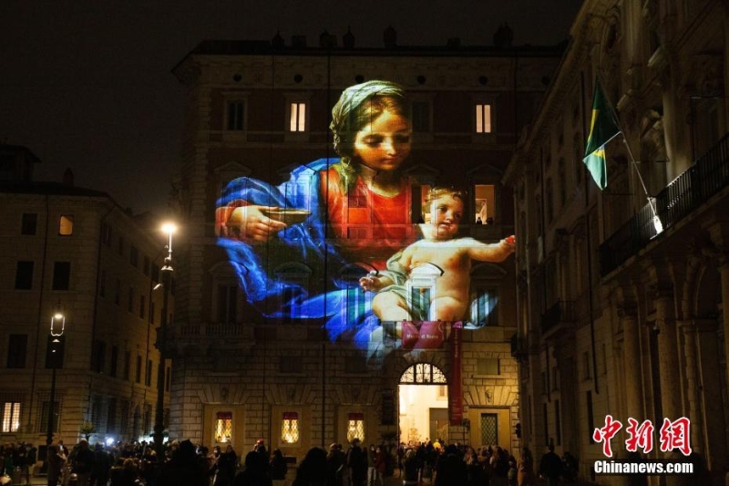 意大利广场投射影像 展现文艺复兴时期绘画作品