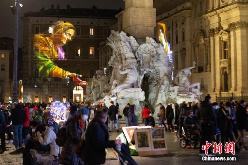 意大利广场投射影像 展现文艺复兴时期绘画作品