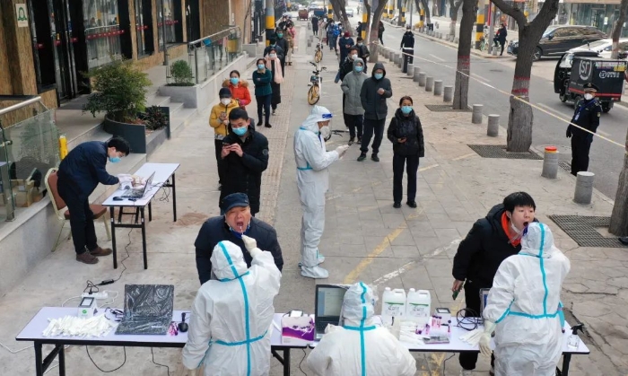 1月2日，市民在西安市新城区排队进行核酸检测。图片来源：新华社