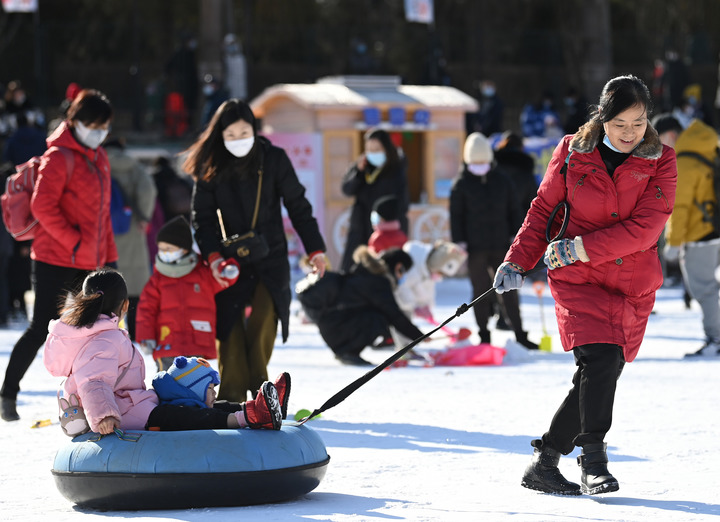 　1月2日，在北京市陶然亭公园冰雪嘉年华中，家长和孩子共享冰雪乐趣。新华社记者 李贺 摄