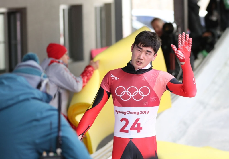 资料图：2018年平昌冬奥会男子钢架雪车项目比赛中，耿文强在比赛后向观众致意。新华社记者 白雪飞 摄