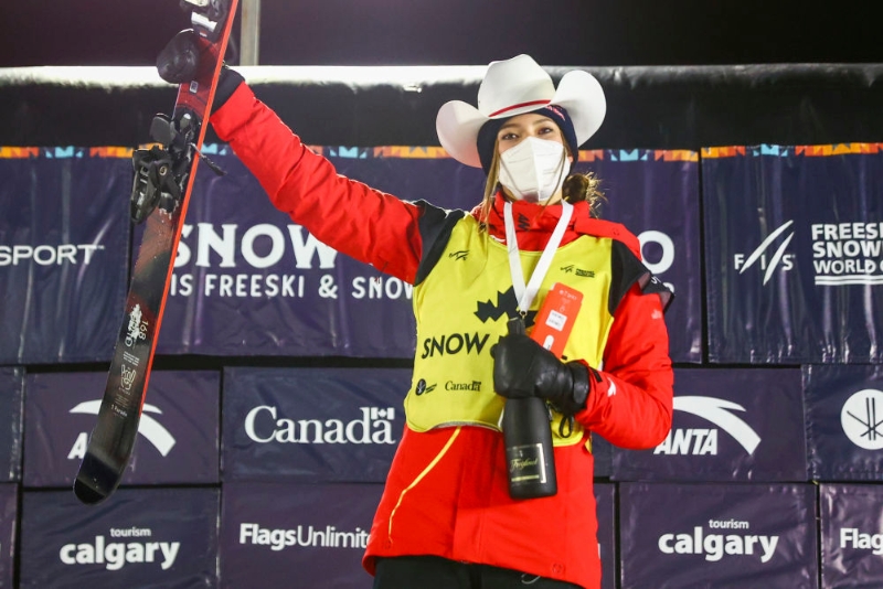 1月1日，谷爱凌在颁奖仪式上庆祝。当日，在加拿大卡尔加里举行的国际雪联自由式滑雪世界杯卡尔加里站比赛中，中国选手谷爱凌以92.80分的成绩夺得女子U型场地冠军。