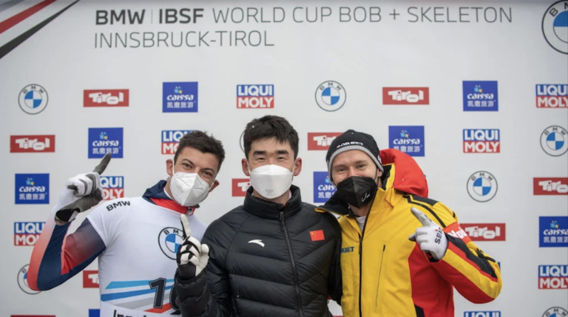 2021年11月26日，中国选手耿文强在钢架雪车世界杯奥地利因斯布鲁克站男子单人比赛中，以1分46秒04的成绩，与英国选手维斯顿、德国选手格罗瑟尔并列获得冠军。