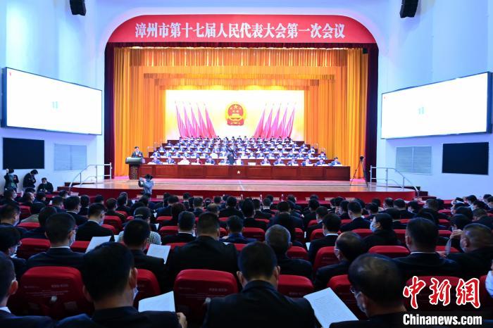 1月5日上午，漳州市第十七届人民代表大会第一次会议开幕现场。　张金川 摄