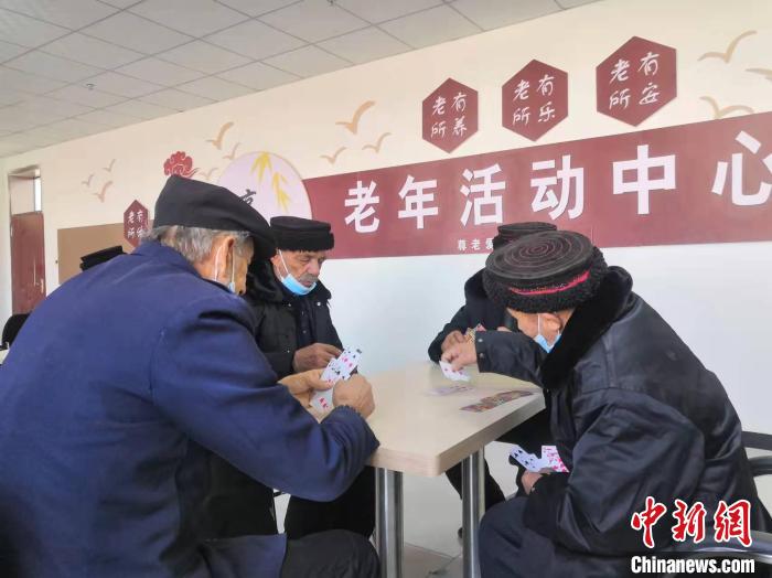 早餐结束后，便进入娱乐时段，有的老人跳舞，有的打扑克。　朱景朝 摄