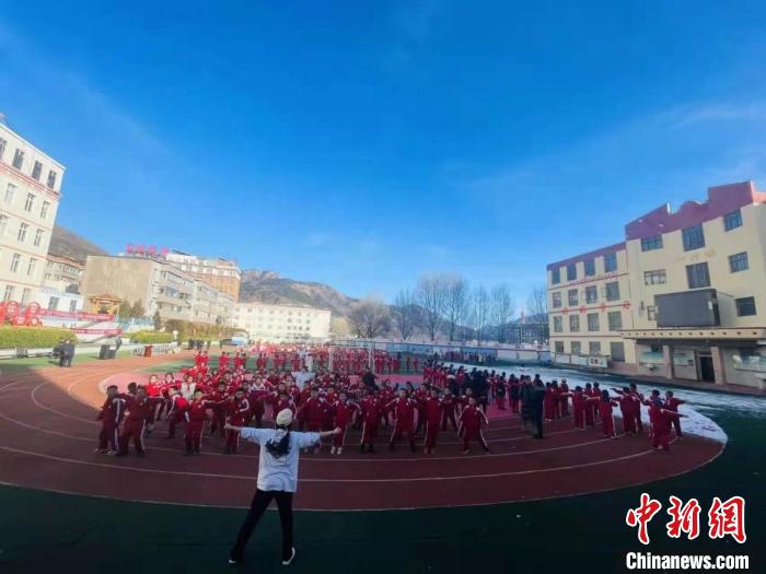 图为街舞老师教授藏族学子跳街舞。　陈善雄 摄