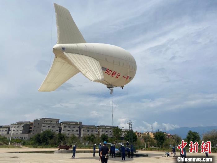 图为“5G彩云一号”无人飞艇。　何淑亭 摄