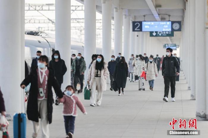 资料图：旅客在江苏连云港市赣榆火车站进站乘车。 <a target='_blank' href='/'>中新社</a>发 司伟 摄 图片来源：CNSPHOTO
