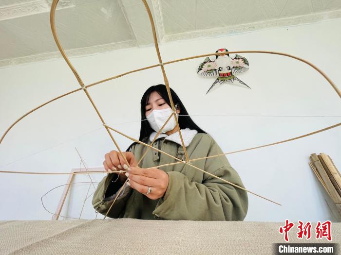 图为赵艳芳在扎制传统风筝骨架。　郑晨子 摄