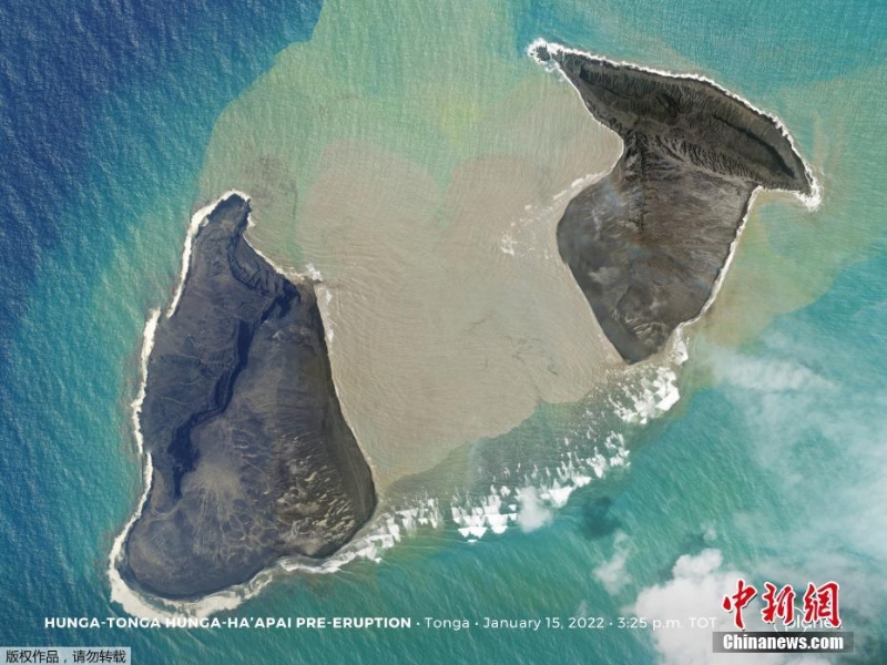 卫星照片展示汤加海底火山喷发前影像