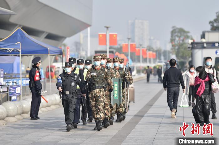 1月17日，重庆西站，武警重庆总队执勤第二支队官兵与公安部门开展联合巡逻。　唐志勇 摄