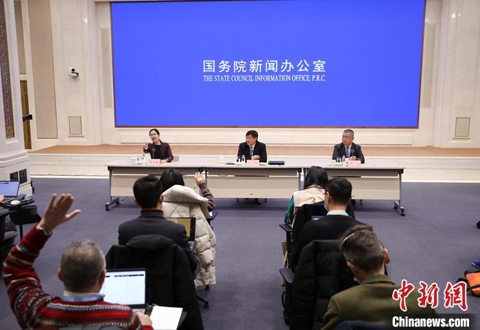 1月21日，中國國務院新聞辦公室在北京舉行當前經濟形勢吹風會，與會財經專家指出，中國穩增長有能力、有意願、有空間，且能夠有效應對外部風險。 <a target='_blank' href='/'>中新社</a>記者 趙雋 攝