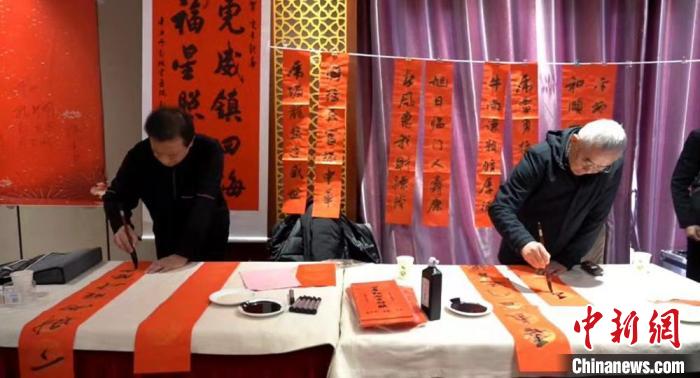 书法家在徐州会场书写春联。 徐利宏 摄