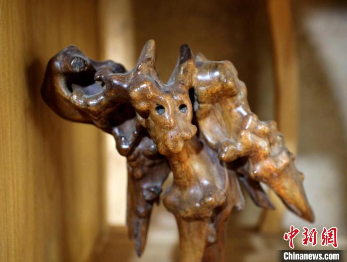河北武邑艺人“热恋”冷门非遗“虫蚀艺术”