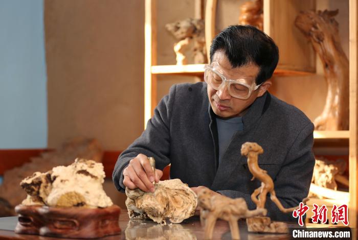 陈永顺在制作虫蚀艺术品。　陈月振 摄