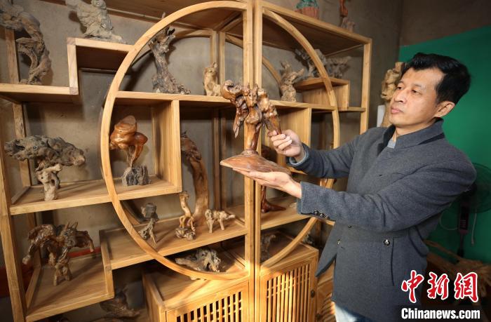 陈永顺展示虫蚀艺术成品。　陈月振 摄