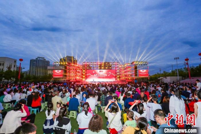 图为兰州高新区在辖区定远镇举行以“高新儿女心向党”为主题的文艺晚会。(资料图) 兰州高新区供图