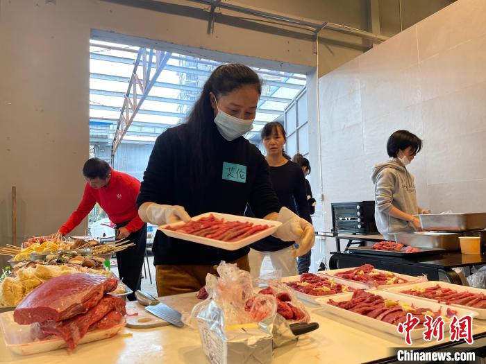 台式烧烤慰藉“舌尖上的年味”。　林春茵 摄