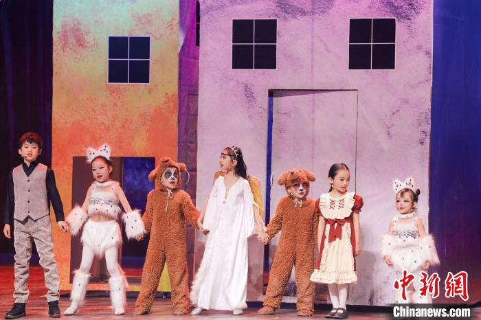 儿童担纲主角新疆新锐戏剧艺术中心等打造儿童剧《青鸟》成功首演