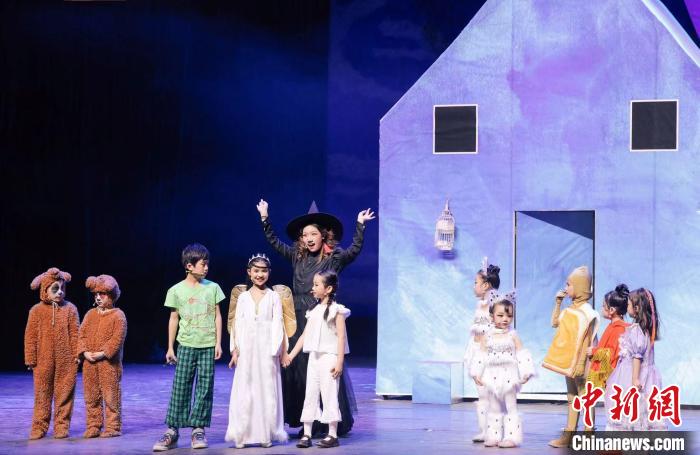 23日晚，由新疆新锐戏剧艺术中心等打造的儿童剧《青鸟》成功首演 高忆 摄