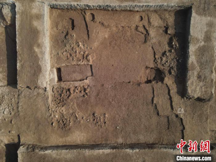 石柱础出土情况。　秦始皇帝陵博物院供图