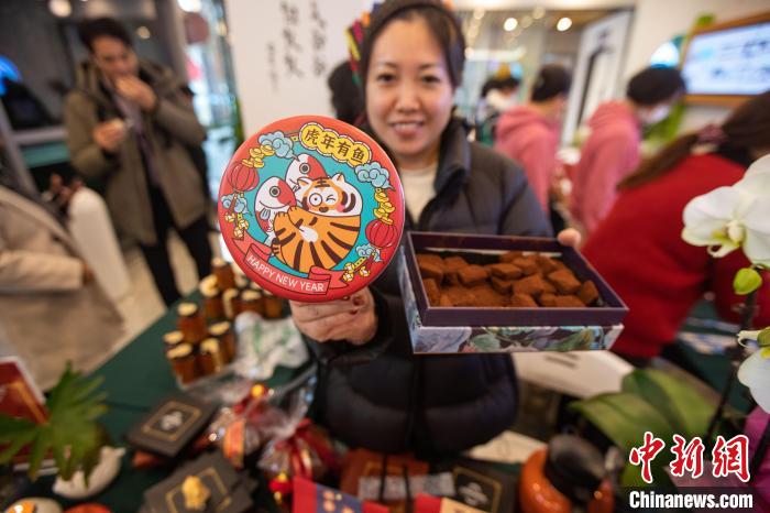 虎年有鱼,创业青年展示手工巧克力。 泱波 摄