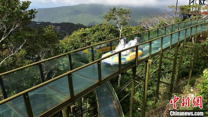 三亚亚龙湾热带天堂森林旅游区投资五千万元的“雨林飞漂”在2021年上线 黄庆优 摄