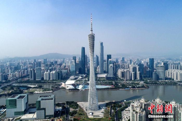 图为航拍镜头下的广州塔及其身后的天河中央商务区。<a target='_blank' href='/'>中新社</a>记者 陈骥旻 摄