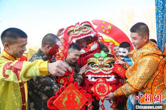 甘肃武警唱京剧迎新春：传统文化亮丽军营
