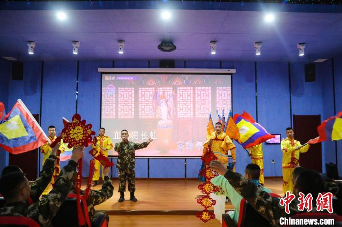图为京剧表演队为官兵呈现京剧精彩节目。　张倚铭 摄