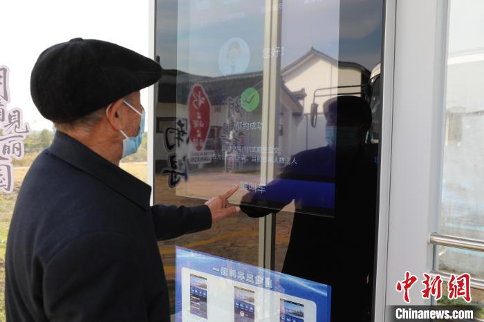 石淙镇村民正在预约公交 江雨阳摄 摄