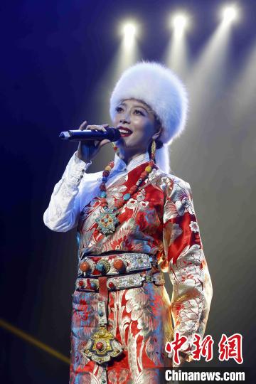 图为藏族女歌手独唱《阿爸》。　李嘉娴 摄
