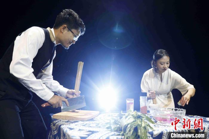 图为艺术家表演声音作品《声声入耳》。　李嘉娴 摄
