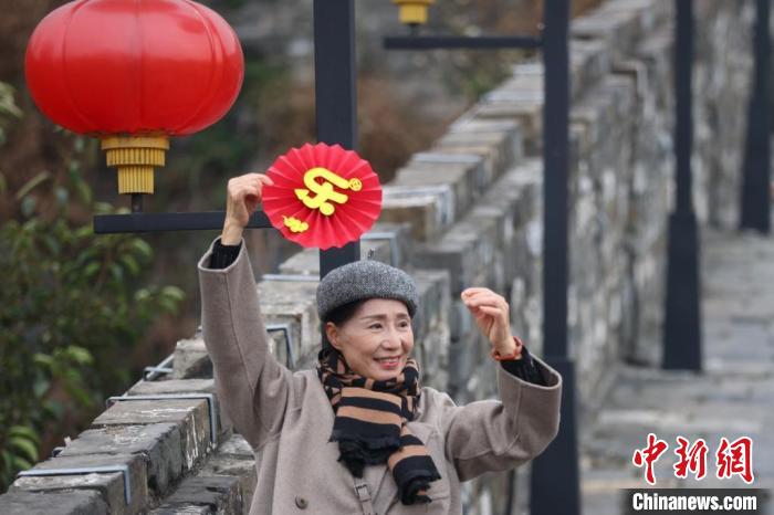 南京民众登高明城墙迎新年。　泱波 摄