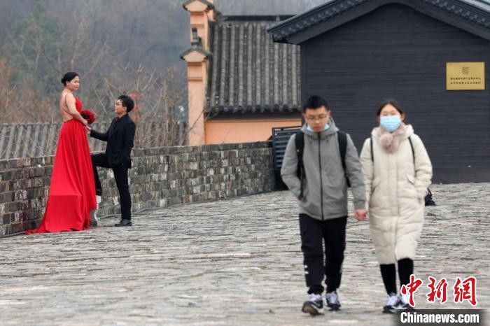 南京民众登高明城墙迎新年。　泱波 摄