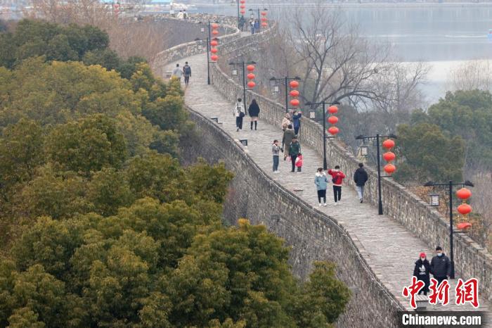 南京民众登高明城墙迎新年。　泱波 摄