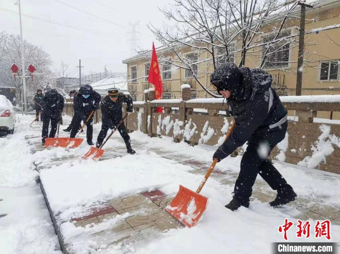 从7日凌晨至8日，江苏南部等地局部地区迎来暴雪，最深积雪达6厘米以上。　南京城管供图