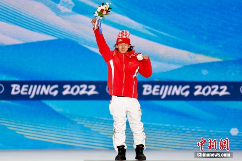 单板滑雪男子坡面障碍技巧奖牌颁发仪式举行