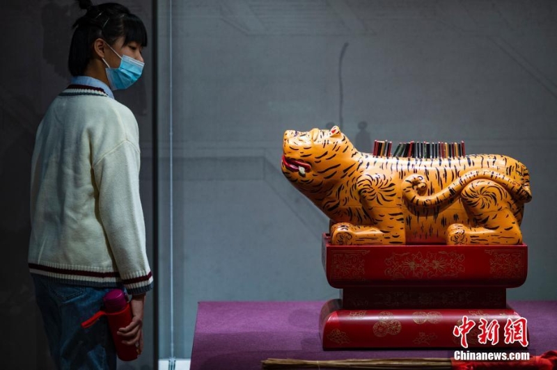 北京：虎年正月市民中国工美馆观“虎”
