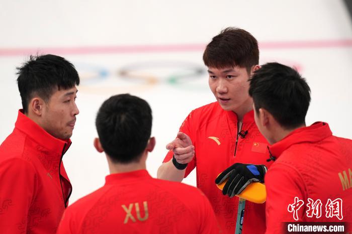 图为9日晚冰壶男子循环赛：中国队对阵瑞典队。　<a target='_blank' href='/'>中新社</a>记者 崔楠 摄