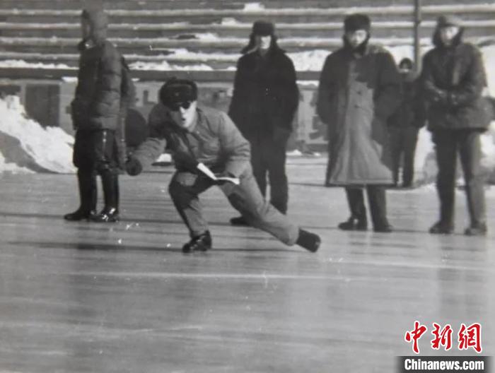 新中国第一代速滑教练孙显墀在冰上教学 黑龙江省体育局提供