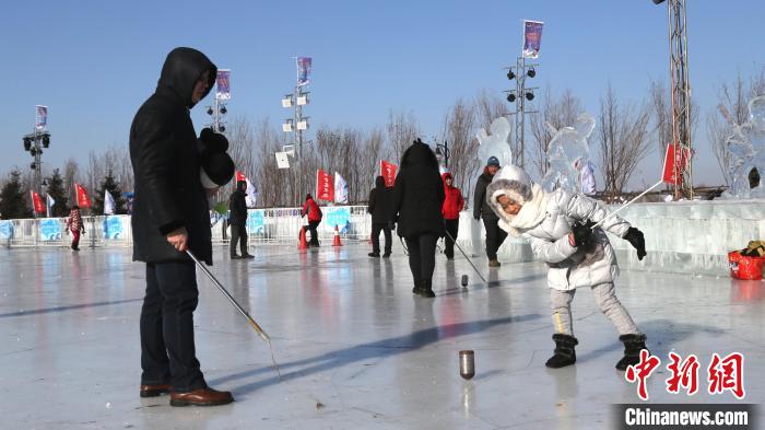 小朋友在哈尔滨的冰面上抽冰尜 黑龙江省体育局提供