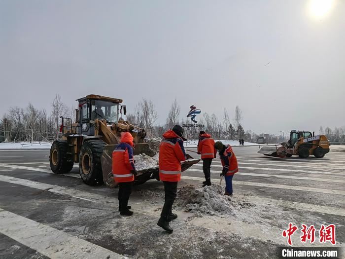 使命职员在张家口赛区冬奥中间区睁开革雪作业。　崇礼区委张扬部供图