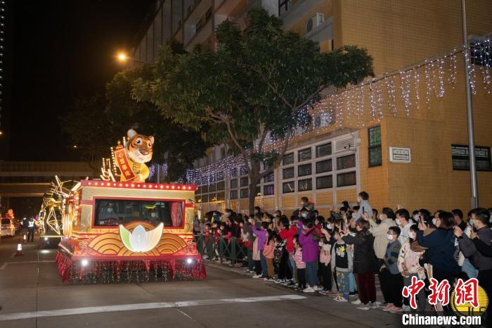 澳门农历新年花车汇演吸引大批市民到场观赏