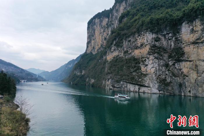 近年来重庆、贵州两地加强乌江水质监测、岸线保护、航道治理、河道清漂，共同打造“乌江画廊”旅游品牌。　邱洪斌 摄