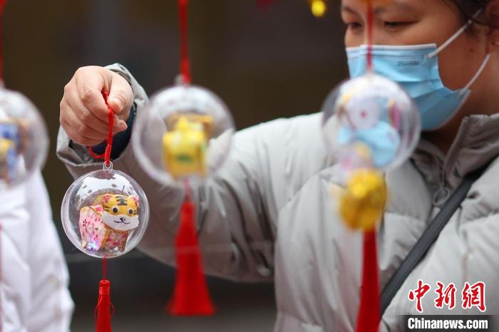迷你小老虎很是吸睛。　泱波 摄